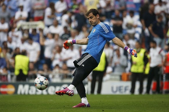 Football - Real Madrid v Juventus - UEFA Champions League Semi Final Second Leg - Estadio Santiago Bernabeu, Madrid, Spain - 13/5/15
Real Madrid's Iker Casillas warms up before the game
Reuters / Sergio Perez
