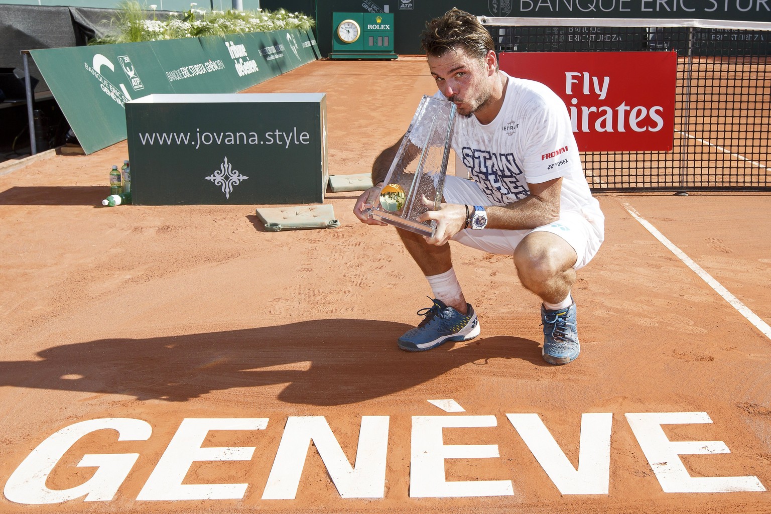 epa05993520 Stan Wawrinka of Switzerland kisses his trophy after defeating Mischa Zverev of Germany in their final match of the Geneva Open tennis tournament in Geneva, Switzerland, 27 May 2017. EPA/S ...