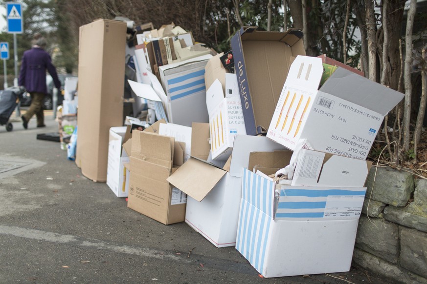 Cardboard boxes ready for recycling pictured on a street in Zurich, Switzerland, on February 3, 2014. (KEYSTONE/Gaetan Bally)