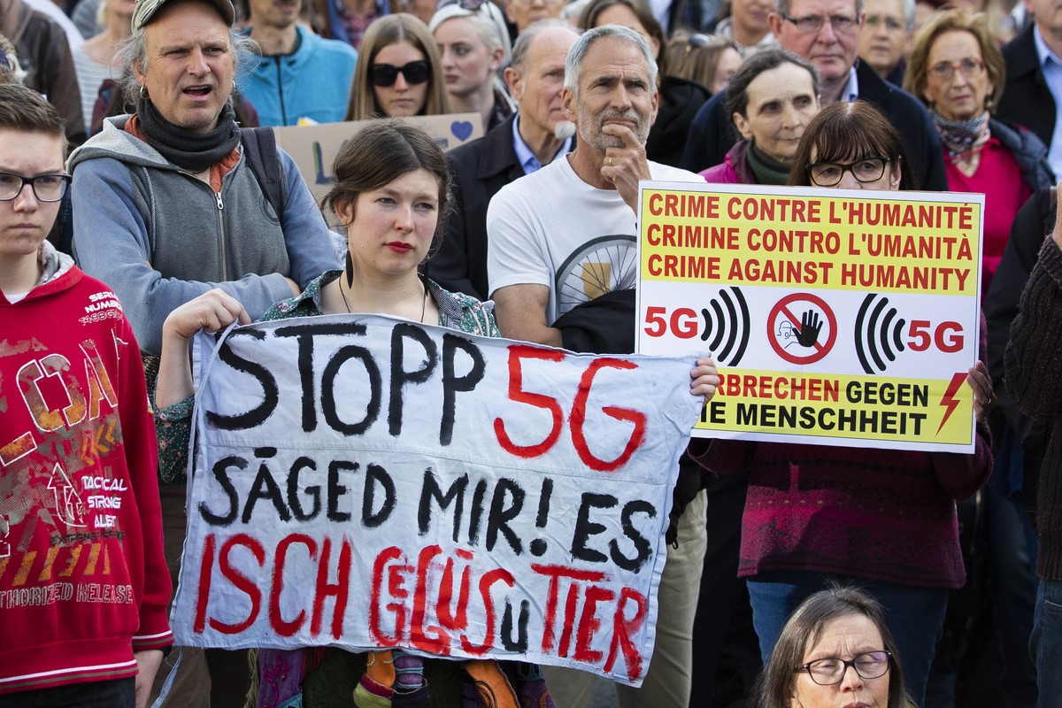Demonstranten protestieren gegen den Ausbau des 5G-Netzes, bei der nationalen Kundgebung "Stop 5G", am Freitag, 10. Mai 2019 in Bern. (KEYSTONE/Peter Klaunzer)