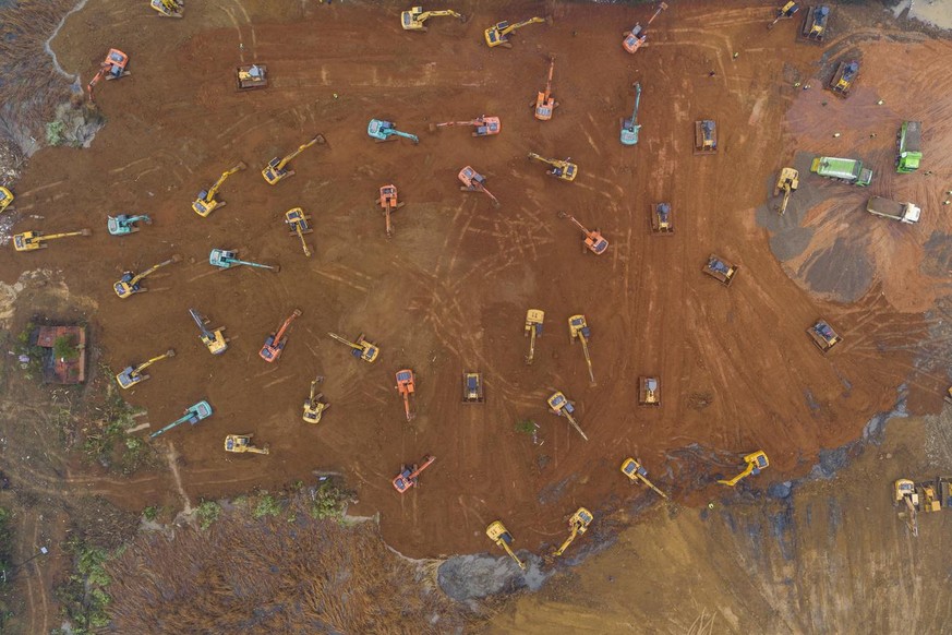 epa08157675 An aerial view of the construction site of a field hospital in Wuhan, Hubei province, China, 24 January 2020. The 1,000-bed hospital is expected to be completed by 03 February 2020 to cope ...