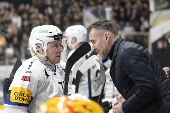 Fribourg&#039;s player Killian Mottet and Fribourg&#039;s Head Coach Christian Dube, right, during the game 2, 1/4 final playoff of National League 2023/24 between HC Lugano and HC Fribourg-Gotteron a ...