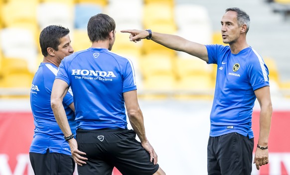 YB-Trainer Adi Huetter, rechts, und seine Assistenten Christian Peintinger, links, und Harald Gaemperle, Mitte, bei einem Training einen Tag vor dem Champions League-Qualifikations-Hinspiel gegen Scha ...