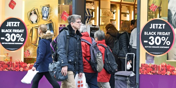 Gedraenge am Black Friday an der Zuercher Bahnhofstrasse am Freitag, 23. November 2018. (KEYSTONE/Walter Bieri)