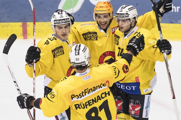 Die Berner jubeln beim Eishockeyspiel der Nationalleague A EHC Kloten gegen den SC Bern in der Swiss Arena, aufgenommen am Sonntag, 11. Dezember 2016 in Kloten. (KEYSTONE/Ennio Leanza)