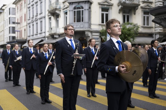 Musikanten der Musikgesellschaft Davos Klosters stehen nach ihrem Vortrag bei der Parade stramm, waehrend dem Eidgenoessischen Musikfest, am Donnerstag, 14. Mai 2026 in Biel. (KEYSTONE/Peter Klaunzer)