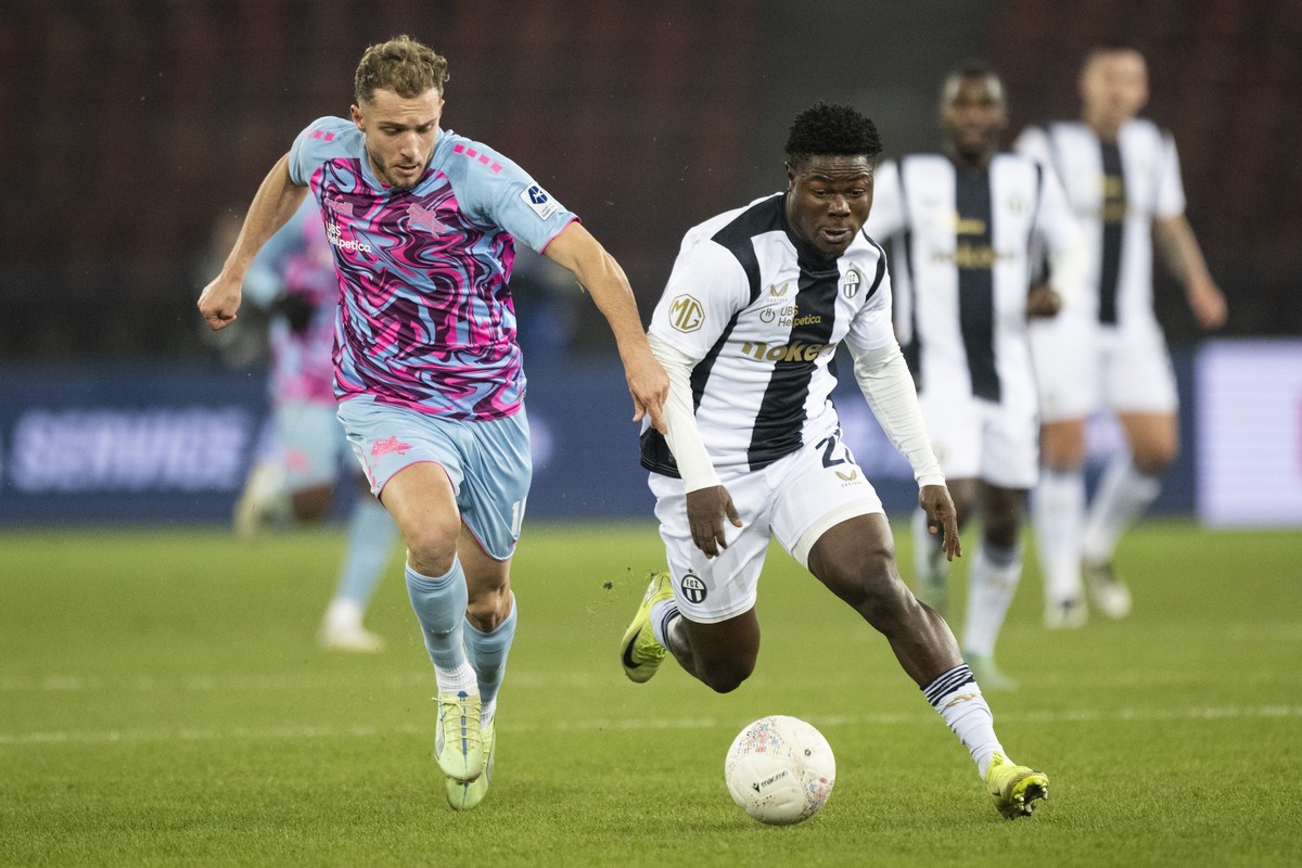 Giotto Morandi (GC), links, spielt um den Ball mit Umeh Emmanuel (FCZ), rechts, im Fussball Meisterschaftsspiel der Super League zwischen dem FC Zuerich und dem Grasshopper Club Zuerich im Letzigrund, ...