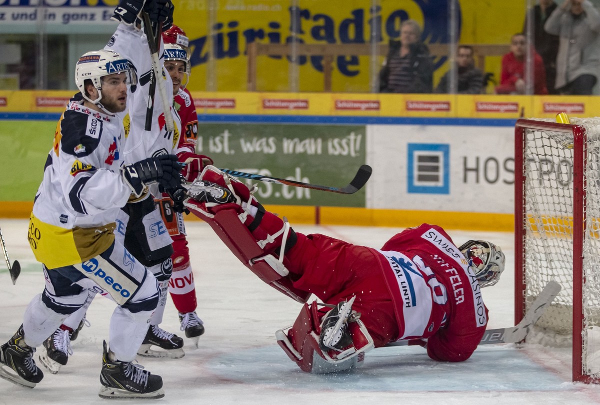 HC Ambri-Piotta Stuermer Marco Mueller, von links, und Fabio Hofer freuen sich ueber den Treffer zum 0-1 gegen SC Rapperswil-Jona Lakers Torhueter Melvin Nyffeler waehrend dem Eishockey-Meisterschafts ...