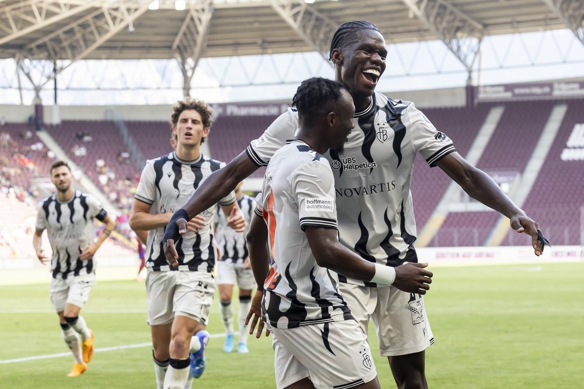 Thierno Barry (FCB), right, celebrates his goal with his teammates after scoring the 0:1, during the Super League soccer match of Swiss Championship between Servette, SFC, and Basel, FCB, at the Stade ...