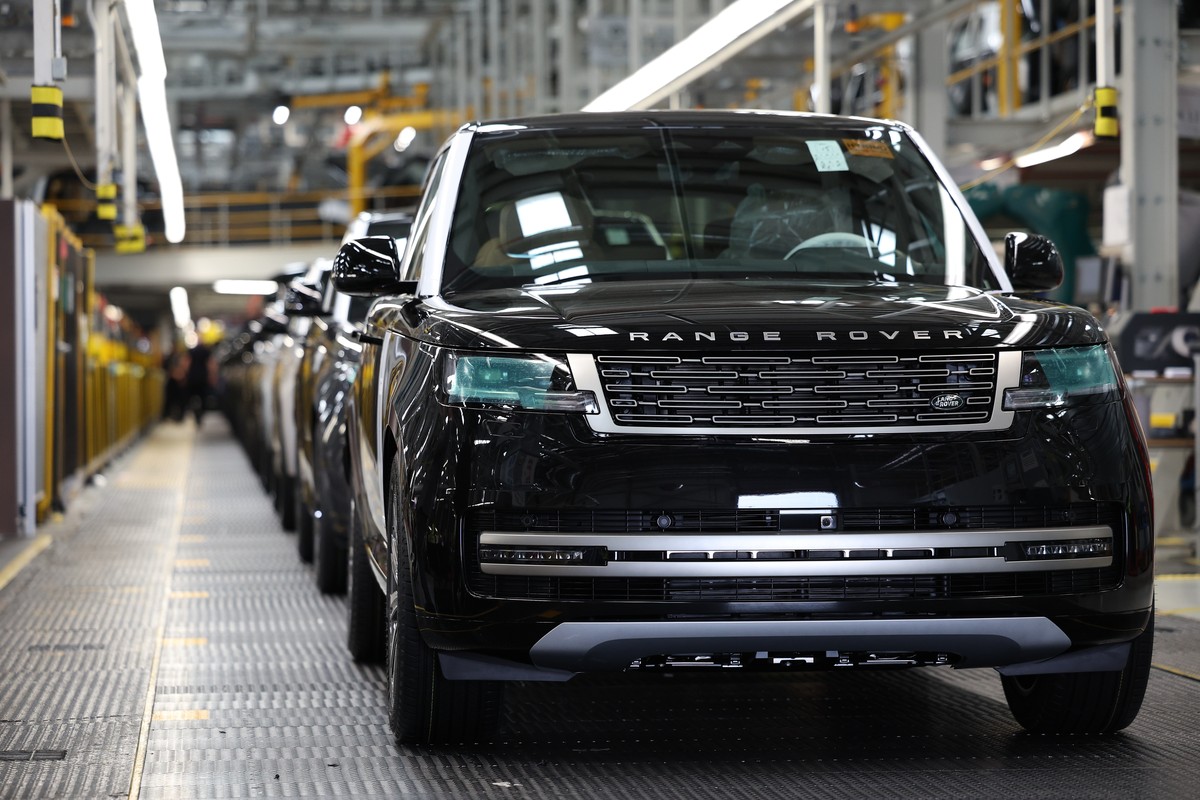 epa12015906 The production line at the Jaguar Land Rover factory in Solihull, Britain, 07 April 2025. On 02 April, the US president announced a series of 'reciprocal tariffs' to be imposed o ...