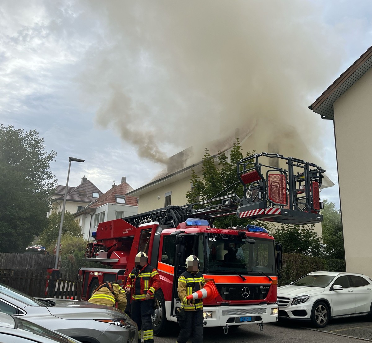 Alle Bewohnerinnen und Bewohner der Liegenschaft konnten das Brandobjekt rechtzeitig verlassen, verletzt wurde niemand.