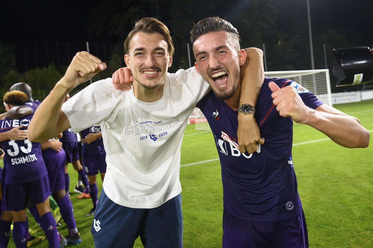 L'attaquant lausannois Aldin Turkes, gauche, et l'attaquant lausannois Andi Zeqiri, droite, fetent la promotion en Super League a la fin de la rencontre de football du Championnat Suisse de  ...