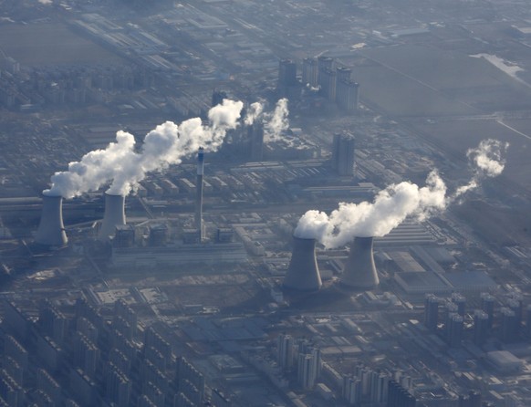 Rauchende Kamine von Kohlekraftwerken ausserhalb von Peking.<br data-editable="remove">