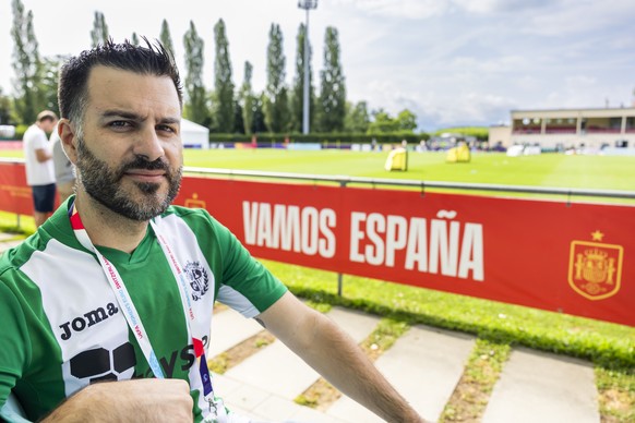 Spanish journalist at Marca David Menayo Ramos, poses for the photographer, during a training session of the Spain team ahead of the UEFA Women&#039;s EURO 2025 quarter-final soccer match against Swit ...