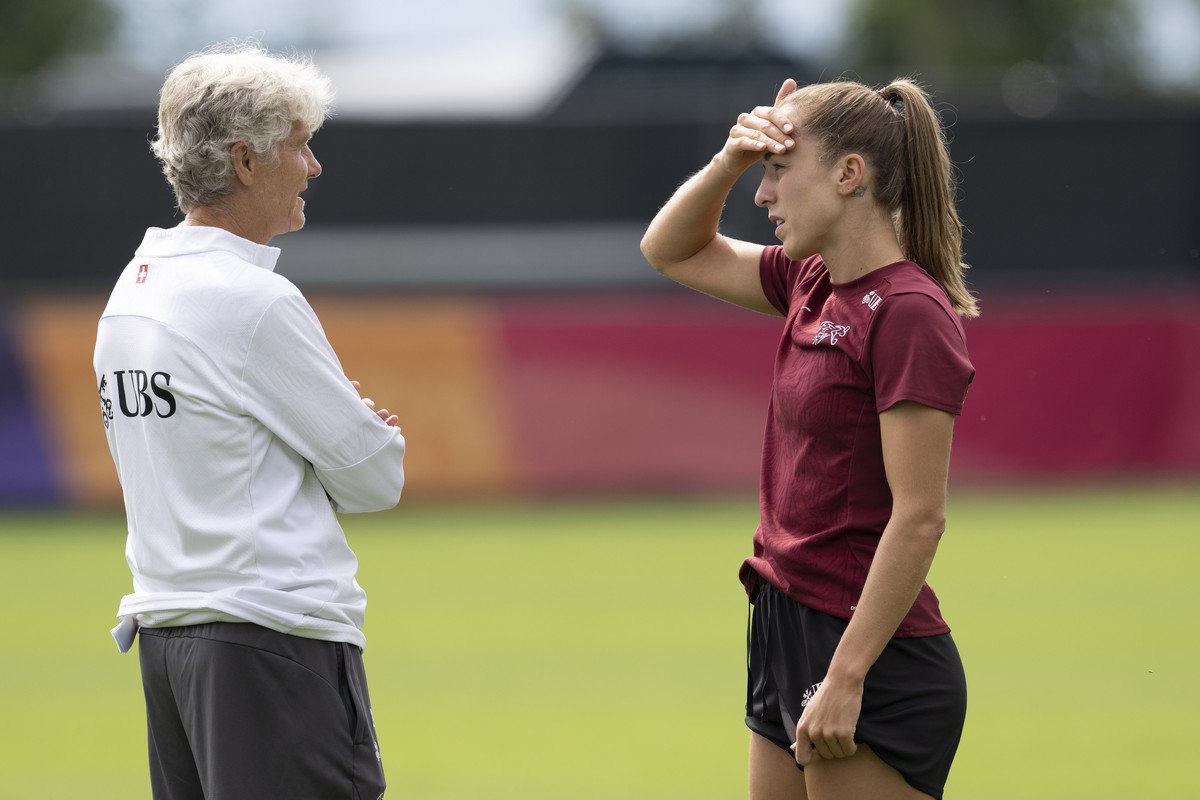 Trainerin Pia Sundhagen, links, und Lia Waelti sprechen bei einem Trainingstermin der Schweizer Frauen Fussball Nationalmannschaft, am Freitag, 4. Juli 2025, in Thun. (KEYSTONE/Peter Schneider)