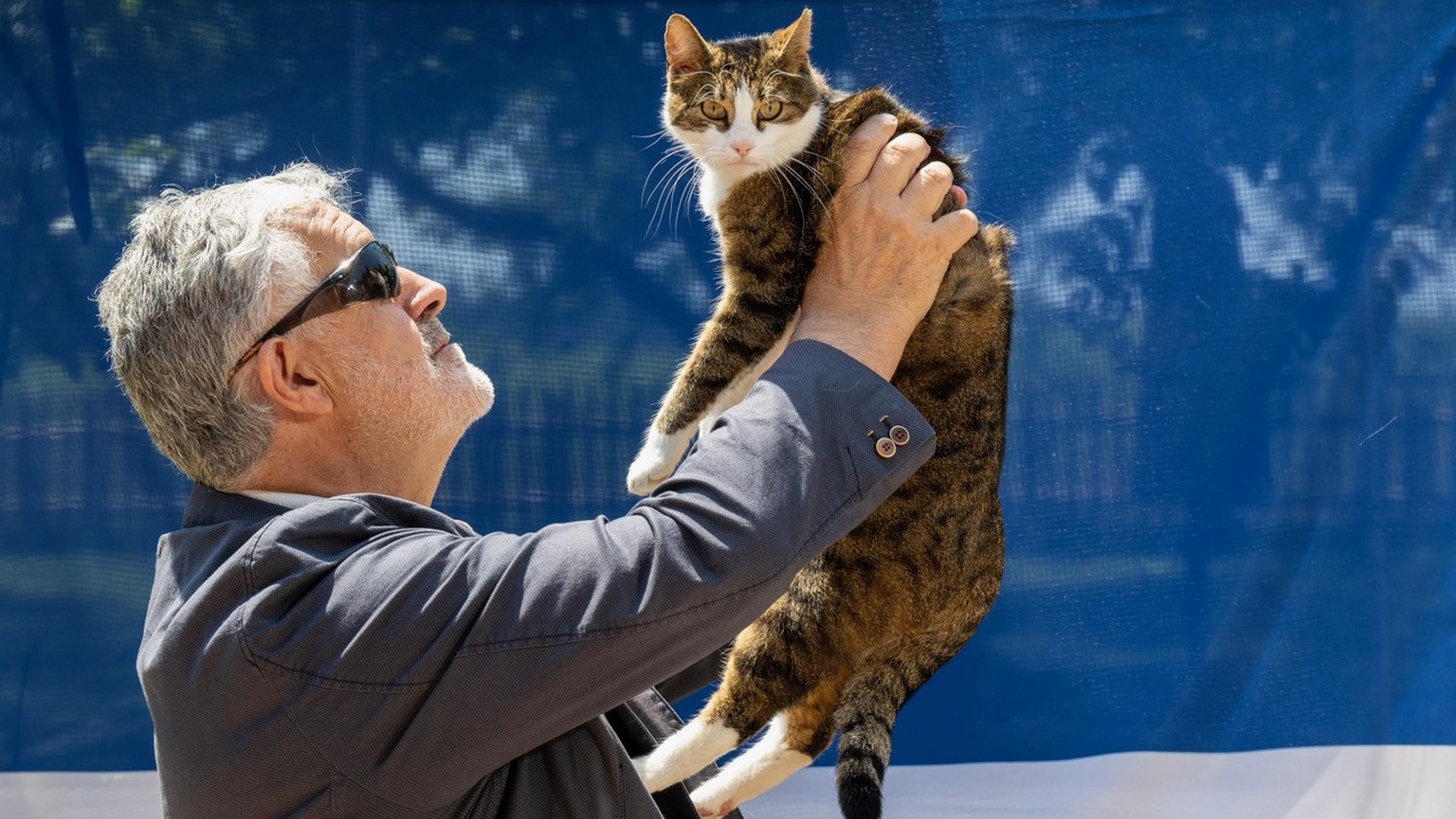 watson-Eismeister Klaus Zaugg mit einer Katze – gestreckt wird sie natürlich nicht
