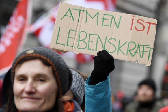 Demonstration gegen die Corona Massnahmen in Zuerich am Samstag, 8. Januar 2022. (KEYSTONE/Walter Bieri)