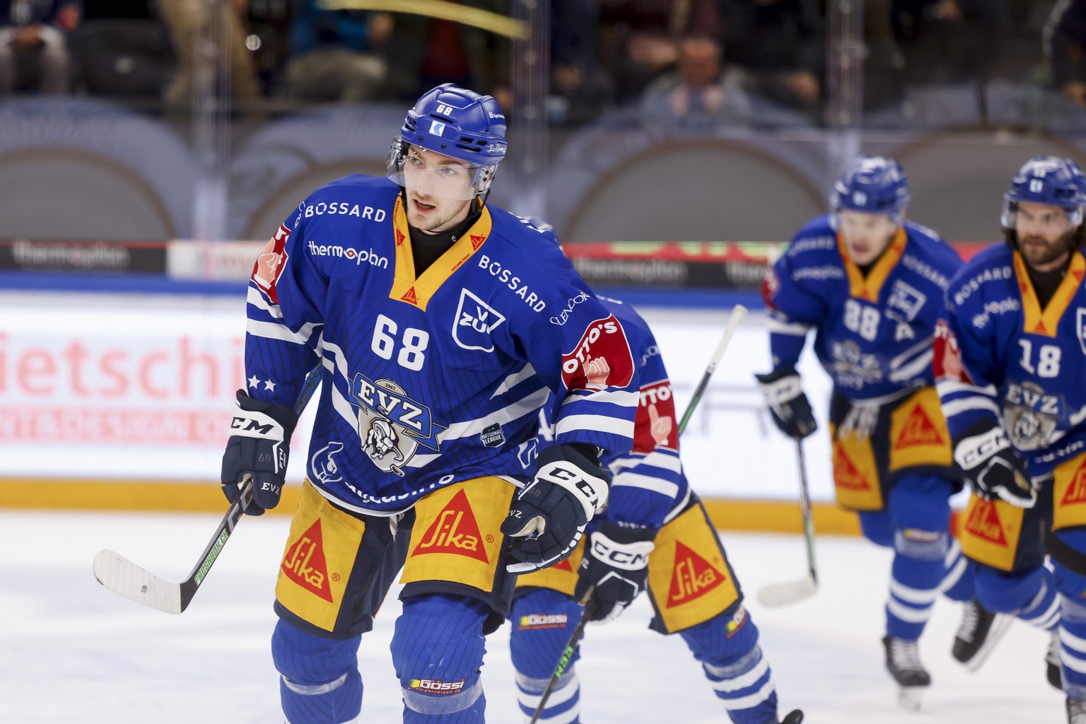 Zugs Fabrice Herzog, links, nach seinem Tor zum 4:0 waehrend der Meisterschaftspartie der National League zwischen dem EV Zug und dem HC Fribourg Gotteron, am Mittwoch, den 15. November 2023, in der B ...