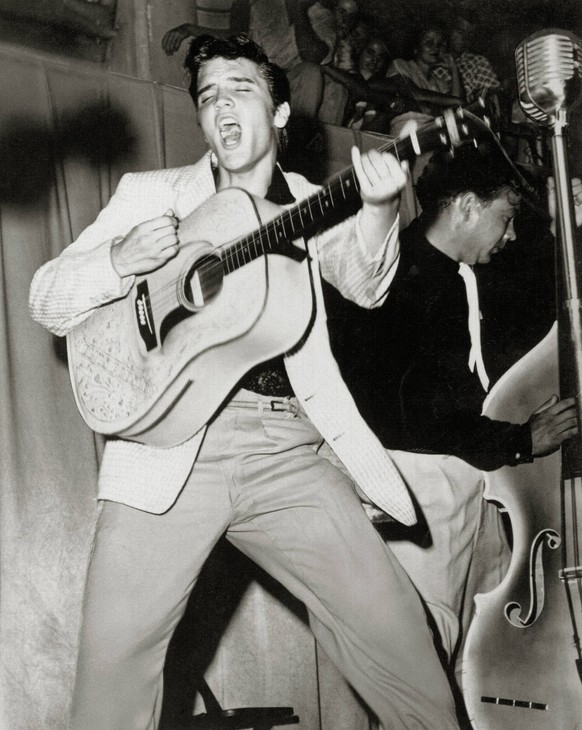 Publicity photo of Elvis Presley at a concert in Fort Homer Hesterly Armory in Tampa, Florida, July 31,1955. Left Scotty Moore, Right Bill Black. PUBLICATIONxINxGERxSUIxAUTxONLY Copyright: xHAx 31386_ ...