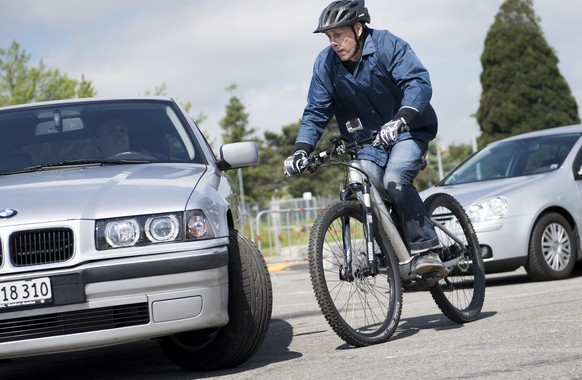 Des enfants des classes de Renens regardent la simulation d’un accident entre un e-bike et une voiture lors d&#039;une journee de prevention routiere ce mercredi 25 mai 2016 a Renens. (KEYSTONE/Jean-C ...