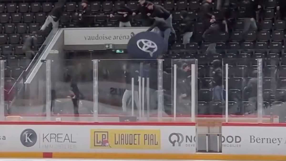 Nach dem Spiel gingen Lausanne- und Fribourg-Fans im Stadion aufeinander los.