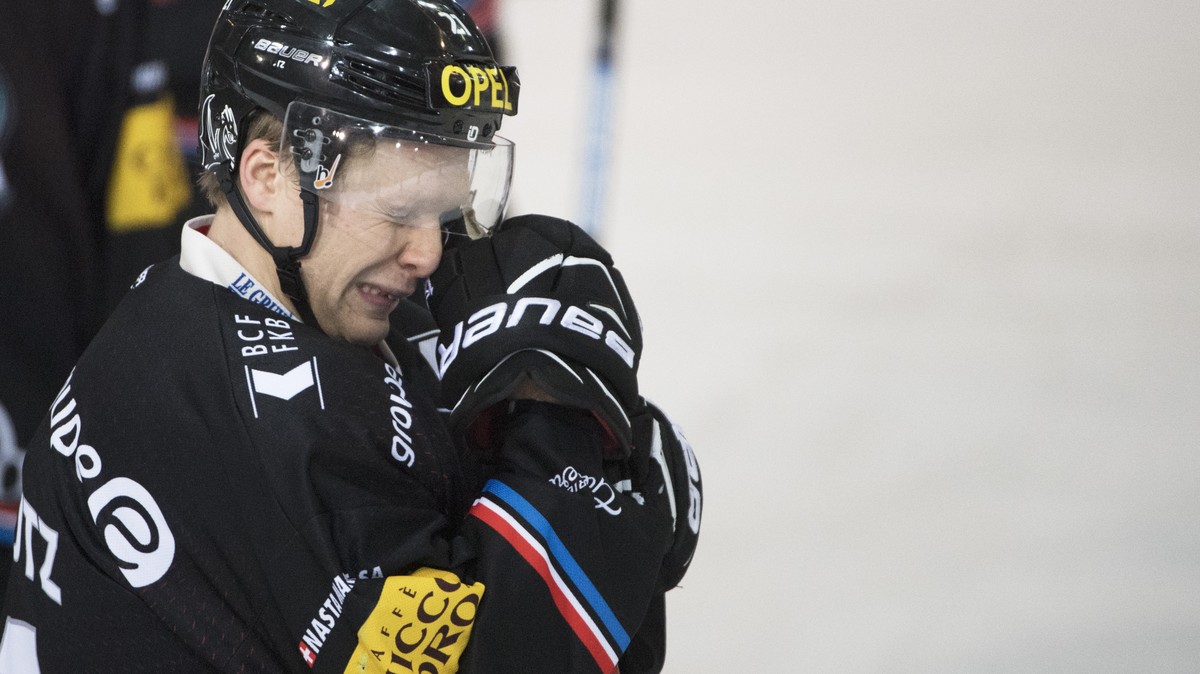 Fribourgs Flavio Schmutz reagiert enttaeuscht nach dem Eishockeyspiel der National League A, zwischen dem HC Fribourg-Gotteron und dem EV Zug, am Samstag 10. Dezember 2016, in der BCF Arena in Fribour ...