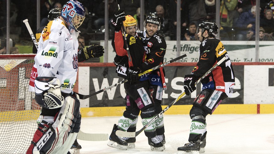 Berns Spieler feiern ihren Treffer zum 1:0 vor Biels Goalie Jonas Hiller im ersten Eishockey Playoff-Viertelfinalspiel der National League A zwischen dem SC Bern und dem EHC Biel am Samstag, 4. Maerz  ...