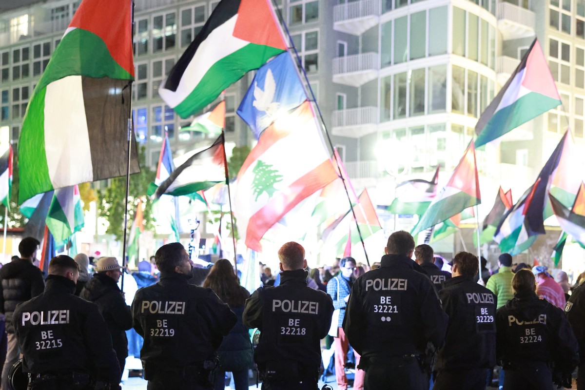 epa12445279 Police officers guard the scene during a rally in reaction to the Mideast ceasefire deal at Checkpoint Charlie in Berlin, Germany, 10 October 2025. US President Donald Trump announced that ...