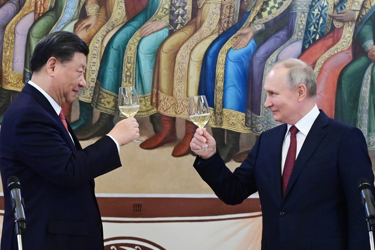 Russian President Vladimir Putin, right, and Chinese President Xi Jinping toast during their dinner at The Palace of the Facets is a building in the Moscow Kremlin, Russia, Tuesday, March 21, 2023. (P ...