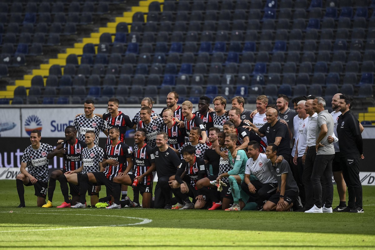 Fussball 1.Bundesliga, Eintracht Frankfurt - SC Paderborn 27.06.2020, xjhx, Fussball 1.Bundesliga, Eintracht Frankfurt - SC Paderborn emspor, v.l. Gruppenbild / Mannschaftsfoto Eintracht Frankfurt Fot ...