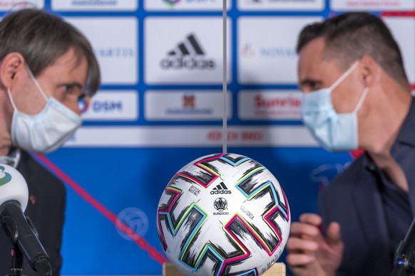 Bernhard Burgener, links, und David Degen, rechts, sprechen miteinander an einer Medienkonferenz des FC Basel 1893 in Basel, am Mittwoch, 11. Mai 2021. Die Differenzen rund um die Uebertragung der Akt ...