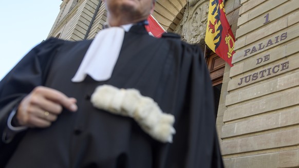 ARCHIVBILD ZUR VORSCHAU AUF DEM GERICHTSFALL ADELINE - EDITORS NOTE: GESTELLTE SZENE - SCENE POSEE --- Un avocat pose devant le Palais de justice a l&#039;occasion de la Semaine de la democratie ou le ...