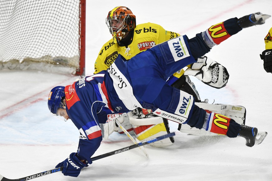 Der Berner Torhueter Pascal Caminada, rechts, beobachtet den Sturzflug vom Zuercher Matthias Sjoegren, links, beim Eishockeyspiel der National League ZSC Lions gegen den SC Bern im Hallenstadion in Zu ...