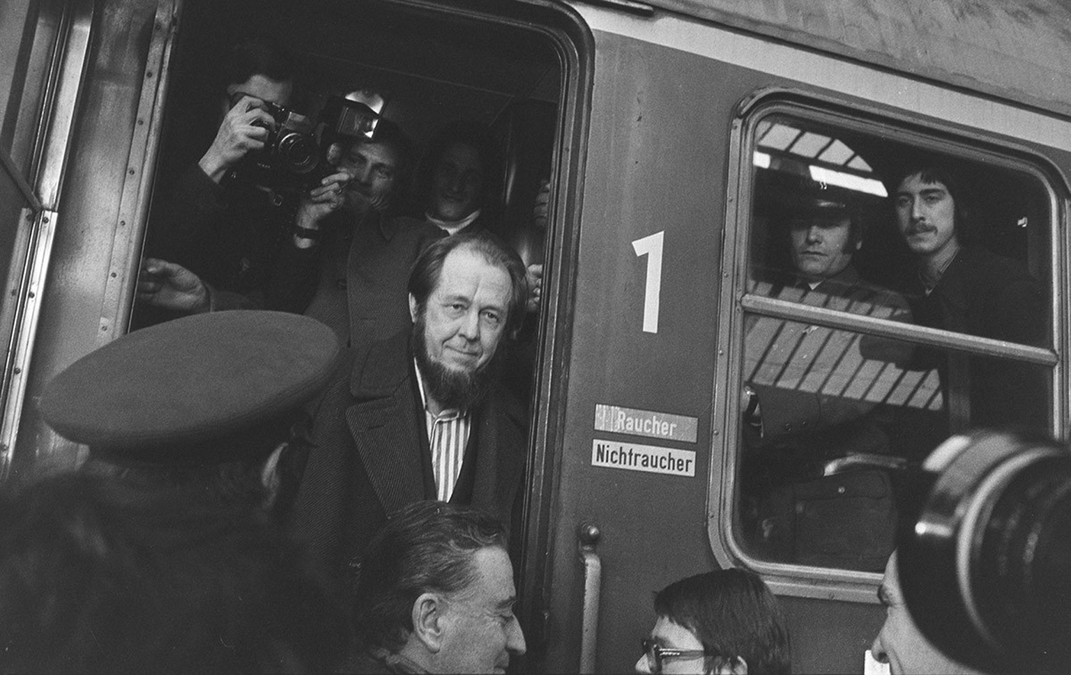 Ankunft von Alexander Solschenizyn 1974 in Zürich.
https://permalink.nationalmuseum.ch/100642817