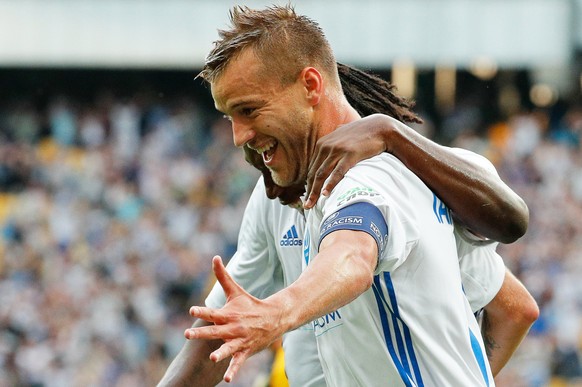 epa06110943 Kiev&#039;s Andriy Yarmolenko (front) celebrates after scoring the 1-0 lead during the UEFA Champions League third qualifying round, first leg soccer match between Dynamo Kiev and BSC Youn ...