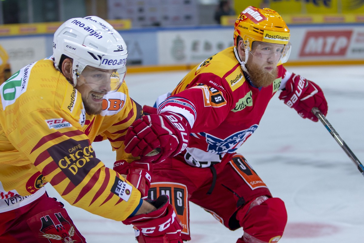 SCL Tigers Verteidiger Claudio Cadonau, links, gegen SC Rapperswil-Jona Lakers Stuermer Martin Ness waehrend dem Eishockey-Meisterschaftsspiel der National League zwischen den SC Rapperswil-Jona Laker ...