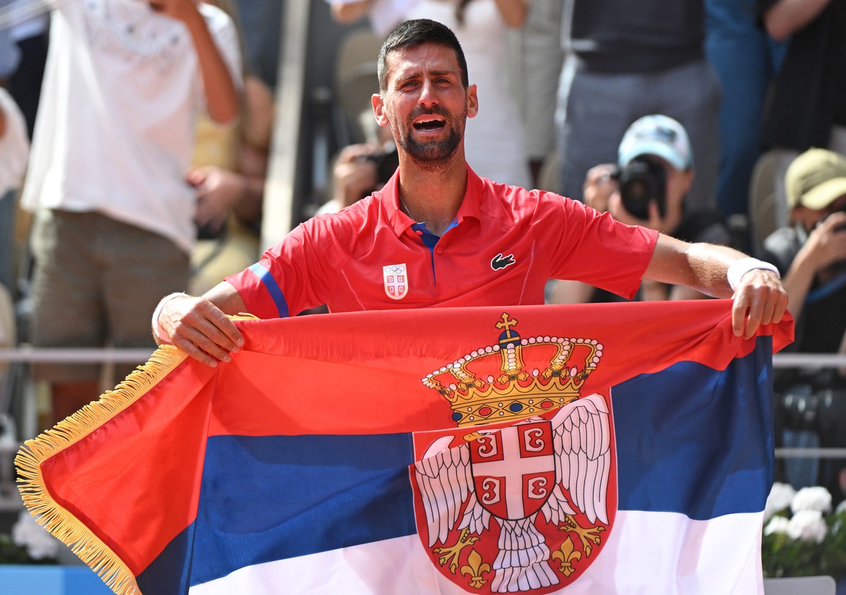epa11525324 Novak Djokovic of Serbia celebrates winning the Men Singles gold medal match against Carlos Alcaraz of Spain, of the Tennis competitions in the Paris 2024 Olympic Games, at the Roland Garr ...