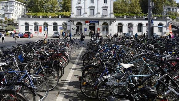 Parkierte Velos, aufgenommen am Mittwoch, 24. September 2014, beim Bahnhof Stadelhofen in Zuerich. Auf einem nahegelegenen Areal soll eine Velostation entstehen auf welcher 1000 Velos Platz haben, die ...