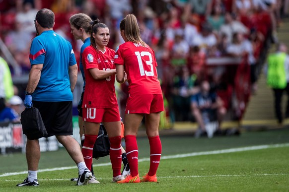 UEFA WOMENS EURO ENGLAND 2022: Schweiz - Niederlande 17.07.2022 Lia Waelti Schweiz, 13 gibt die Kapitaensbinde an Ramona Bachmann Schweiz, 10 weiter UEFA WOMENS EURO ENGLAND 2022: Schweiz - Niederland ...