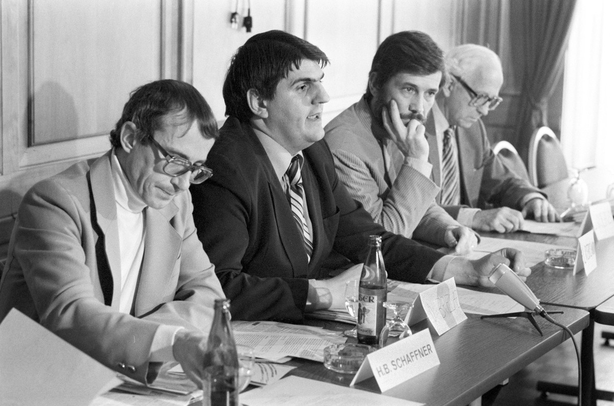 Hans Beat Schaffner, Daniel Brelaz, Laurent Rebeaud und J. Knuepfer informieren anlaesslich einer Medienkonferenz ueber die Bemuehungen einer einzigen Foederation der Gruenen und alternativen Bewegung ...