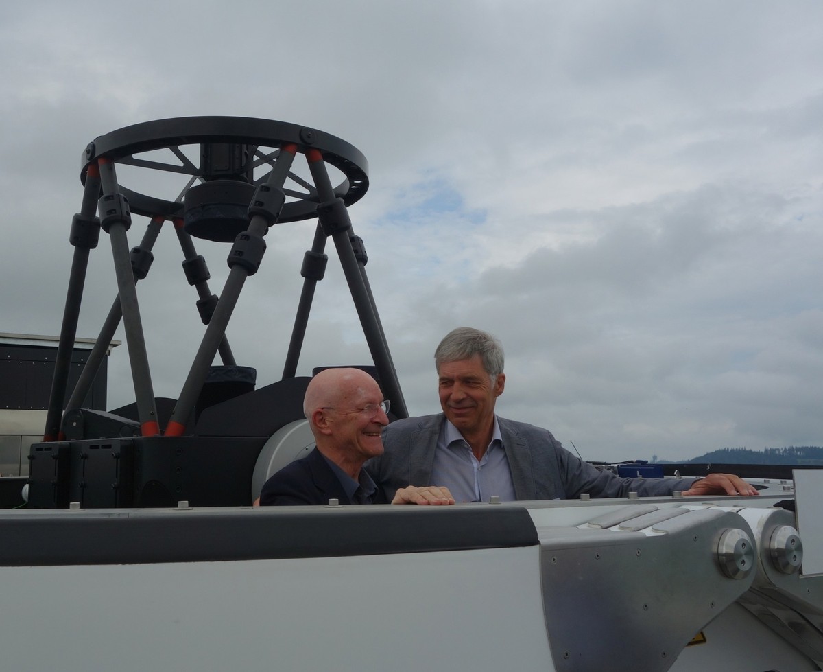 Der Astrophysiker und ehemalige Astronaut Claude Nicollier (l.) und der Vizepräsident der Stiftung Sternwarte Uecht, der Astronom Thomas Schildknecht, auf der Aussichtsplattform des Observatoriums. Hi ...