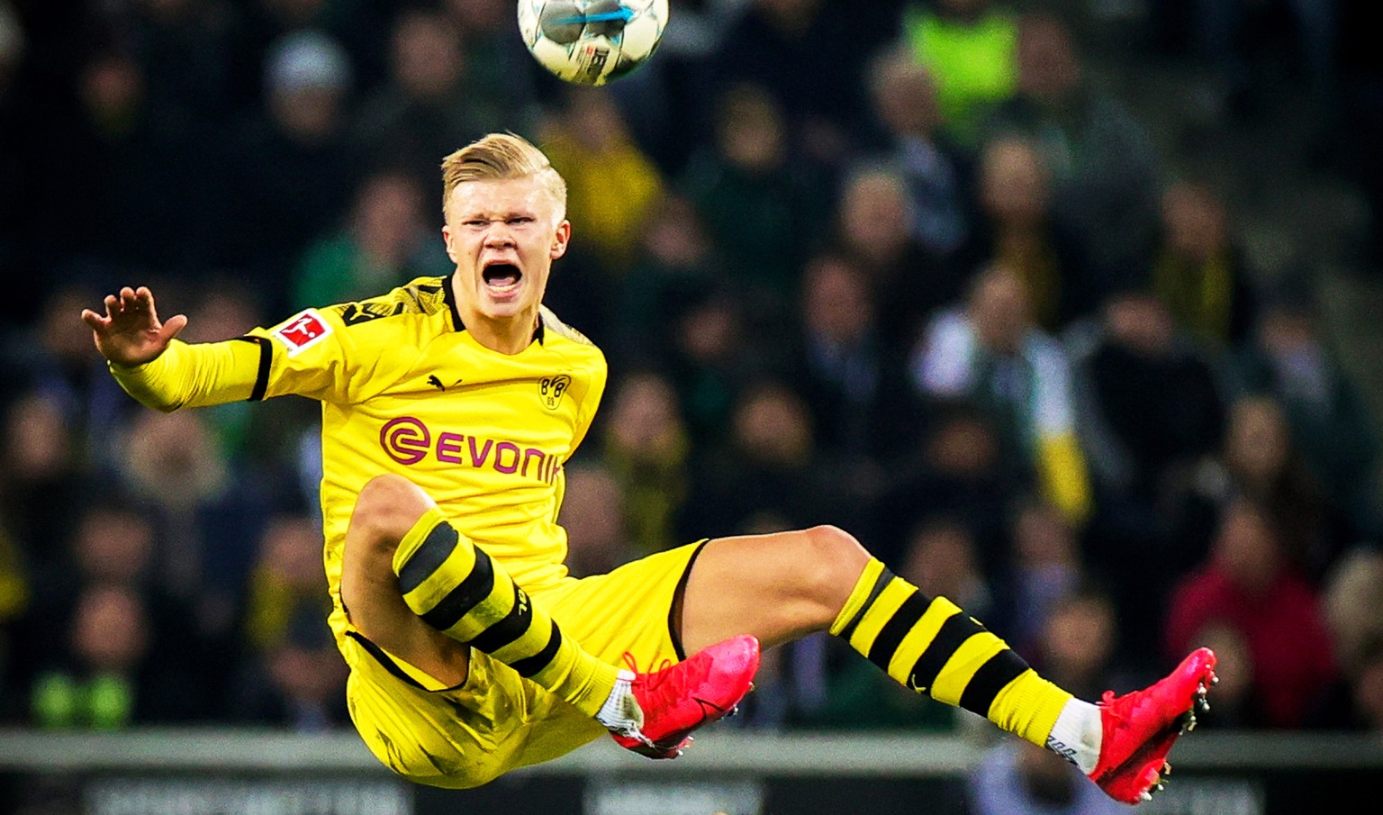 epa08277210 Dortmund&#039;s Erling Haaland in action during the German Bundesliga soccer match between Borussia Moenchengladbach and Borussia Dortmund in Moenchengladbach, Germany, 07 March 2020. EPA/ ...