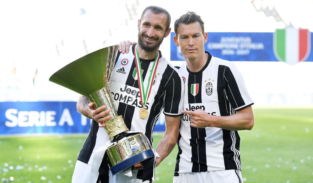 epa05979691 Juventus' players Giorgio Chiellini (L) and Stephan Lichtsteiner celebrate the 2016-2017 Italian Serie A Championship (Italian "Scudetto") at the end of the Italian Serie A  ...