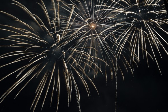 Das 1. August-Feuerwerk ueber dem Rhein in Basel, fotografiert am Dienstag, 31. Juli 2018. (KEYSTONE/Georgios Kefalas)