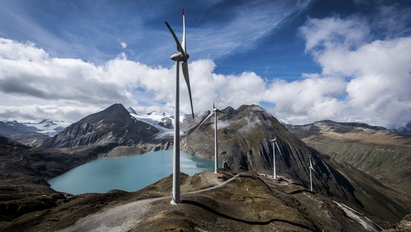 ARCHIVBILD - Nationalrat stimmt am 8. Maerz 2023 fuer Windenergieoffensive - Wind turbines at the site of the highest wind park in Europe are pictured at the Griessee, near the Nufenenpass in the Swis ...