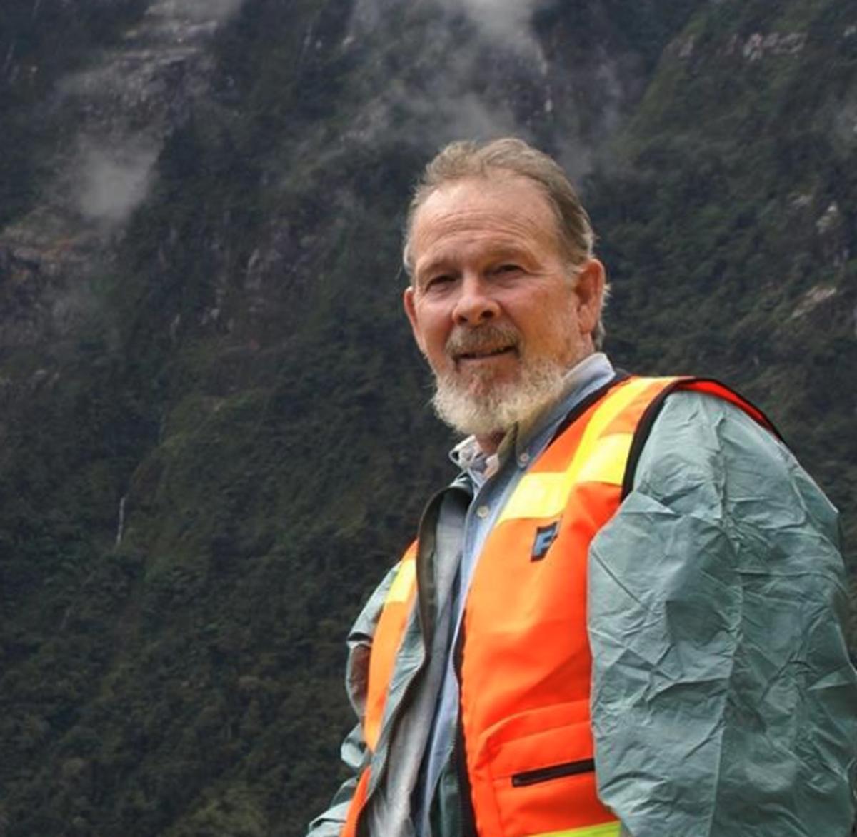 Der Zoologe James "Mac" McIntyre. Ihm gelang als erster Mensch seit Jahrzehnten der definitive Nachweis, dass der Neuguinea-Dingo in der Wildnis nicht ausgestorben ist.