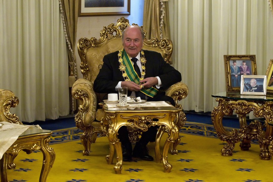 ZUM RUECKTRITT VON JOSEPH S. BLATTER STELLEN WIR IHNEN AM DIENSTAG, 02. JUNI 2015, FOLGENDES ARCHIVBILD ZUR VERFUEGUNG - FIFA President Sepp Blatter poses after being conferred the First Class Grand C ...