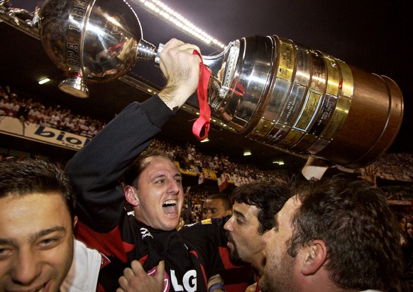 Sao Paulo&#039;s captain and goalkeeper Rogerio Ceni celebrates with the trophy after winning the Copa Libertadores final against Atletico Paranaense in Sao Paulo, Brazil, on Thursday, July 14, 2005.  ...