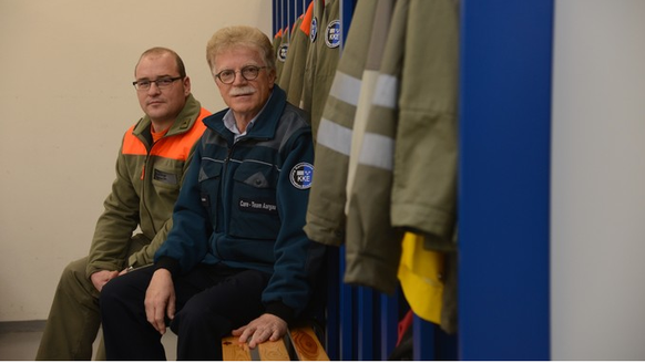 David Bürge (hinten) und Edgar Schaller vom Care-Team Aargau in der Einsatzzentrale des Kantonalen Katastrophen Einsatzelements.