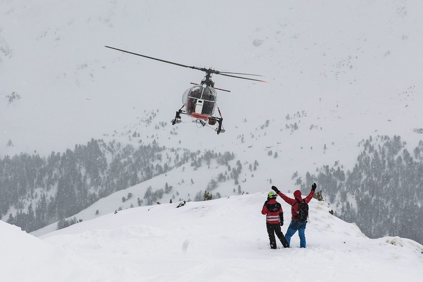 Januar 2016: Ein Rettungsteam erreicht den Lawinenniedergang in Nendaz.